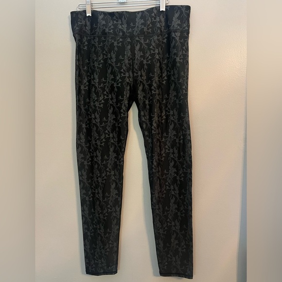 Fabletics Black Petal Define PowerHold® Mid-Rise Legging Size L - Picture 4 of 12